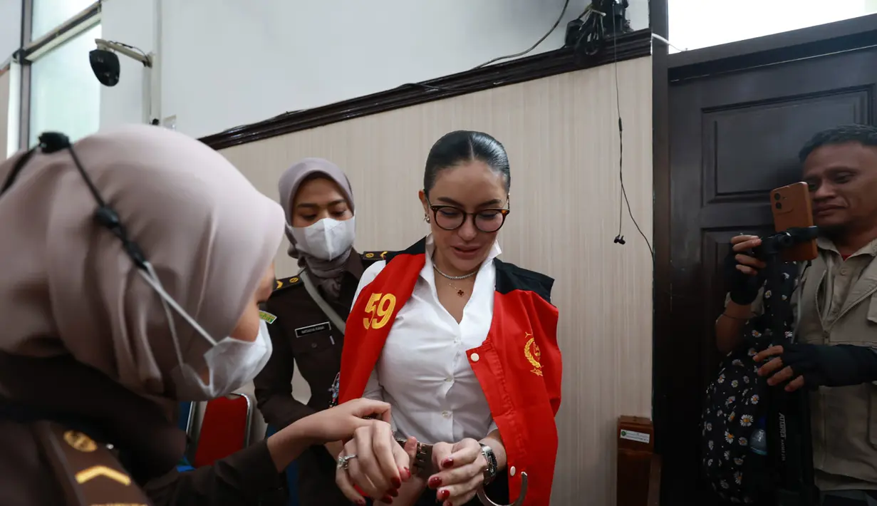 Nikita Mirzani resmi menjalani sidang perdana kasus dugaan pengancaman dan pemerasan terhadap pemilik sekaligus pengusaha produk perawatan kulit atau skincare dokter Reza Gladys. (Kapanlagi.com/Budy Santoso)