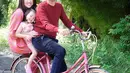 Selain jalan-jalan, pasangan keluarga ini sering berkeliling komplek dengan menggunakan sepeda. Senyum ceria, bahagia itu mudah salah satu yang menjadi hastag dalam unggahan di instagram. (Instagram/ruben_onsu)