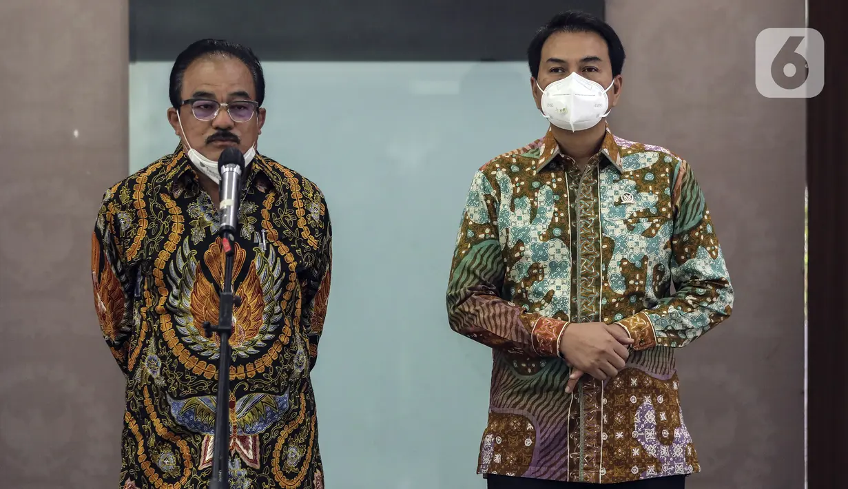 Wakil Ketua DPR Azis Syamsuddin (kanan) menyampaikan keterangan mengenai Papua di Kompleks Parlemen, Senayan, Jakarta, Kamis (3/12/2020). Azis mengutuk oknum United Liberation Movement for West Papua (ULMWP) yang mengklaim pembentukan pemerintahan sementara West Papua. (Liputan6.com/Johan Tallo)