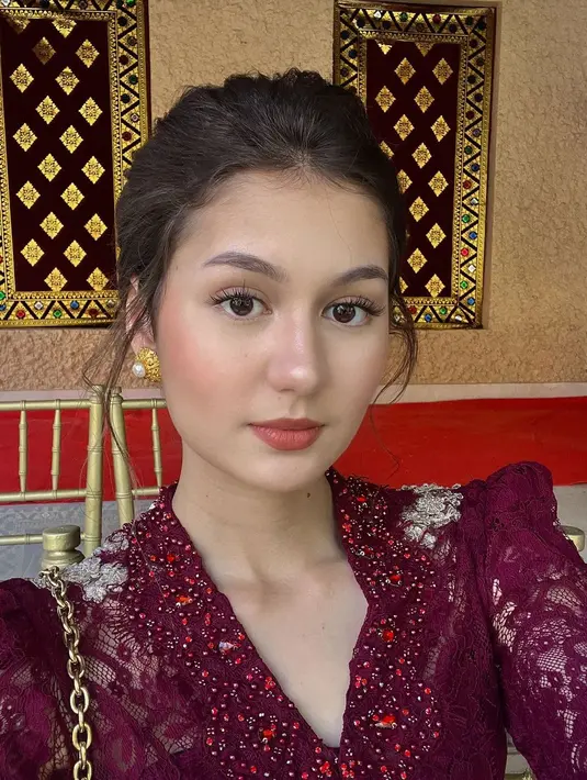 Penampilan Zoe dengan kebaya Bali ini sontak menuai pujian dari penggemar dan netizen. Banyak yang mengagumi kecantikannya yang tampak semakin terpancar dalam balutan pakaian tradisional. Kehadirannya di acara tersebut menunjukkan bagaimana Zoe tidak hanya berperan sebagai pendamping, tetapi juga sebagai sosok yang memahami dan menghargai tradisi yang ada. [@zoeabbasjackson].