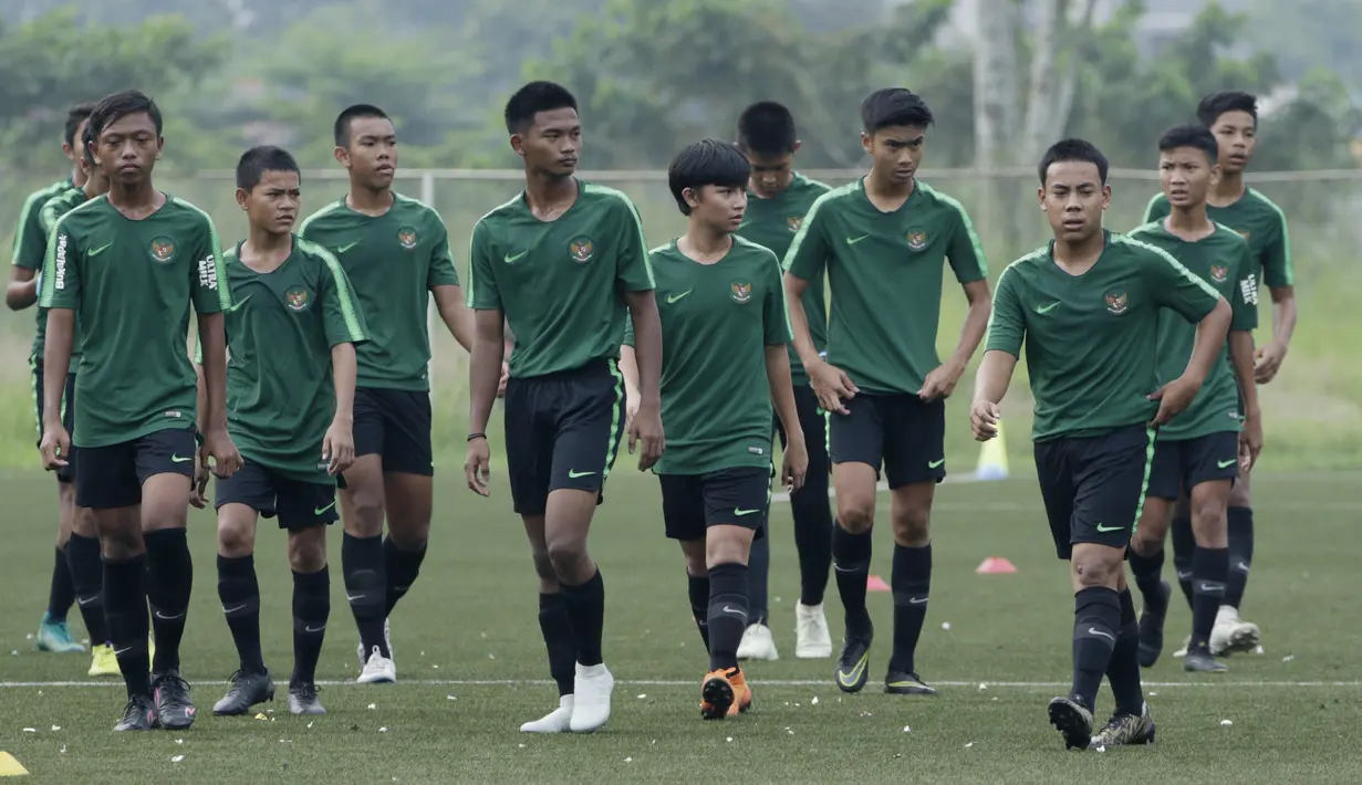 Pemain Timnas Indonesia U-16 saat pemusatan latihan di Sawangan, Senin (13/5). Sebanyak 41 anak mengikuti seleksi untuk memperkuat timnas di Piala AFF U-15 2019 di Thailand. (Bola.com/M Iqbal Ichsan)
