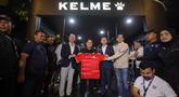 Ketua Umum Persatuan Sepak Bola Seluruh Indonesia (PSSI), Erick Thohir (tengah) saat menghadiri peluncuran jersey terbaru Timnas Indonesia di Plaza Utara Stadion Utama Gelora Bung Karno (SUGBK), Jakarta, Kamis (12/3/2026) malam. Apparel Kelme resmi meluncurkan jersey terbaru untuk Timnas Indonesia. (Bola.com/Bagaskara Lazuardi)