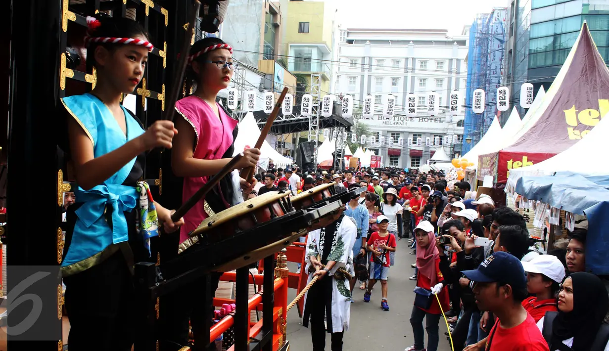 Suasana Festival Jakarta Little Tokyo di Kawasan Blok M, Jakarta, Sabtu (13/5). Kegiatan tahunan tersebut, sangat membantu untuk mempromosikan kawasan Blok M sebagai salah satu destinasi wisata hiburan di Jakarta Selatan. (Liputan6.com/Angga Yuniar)