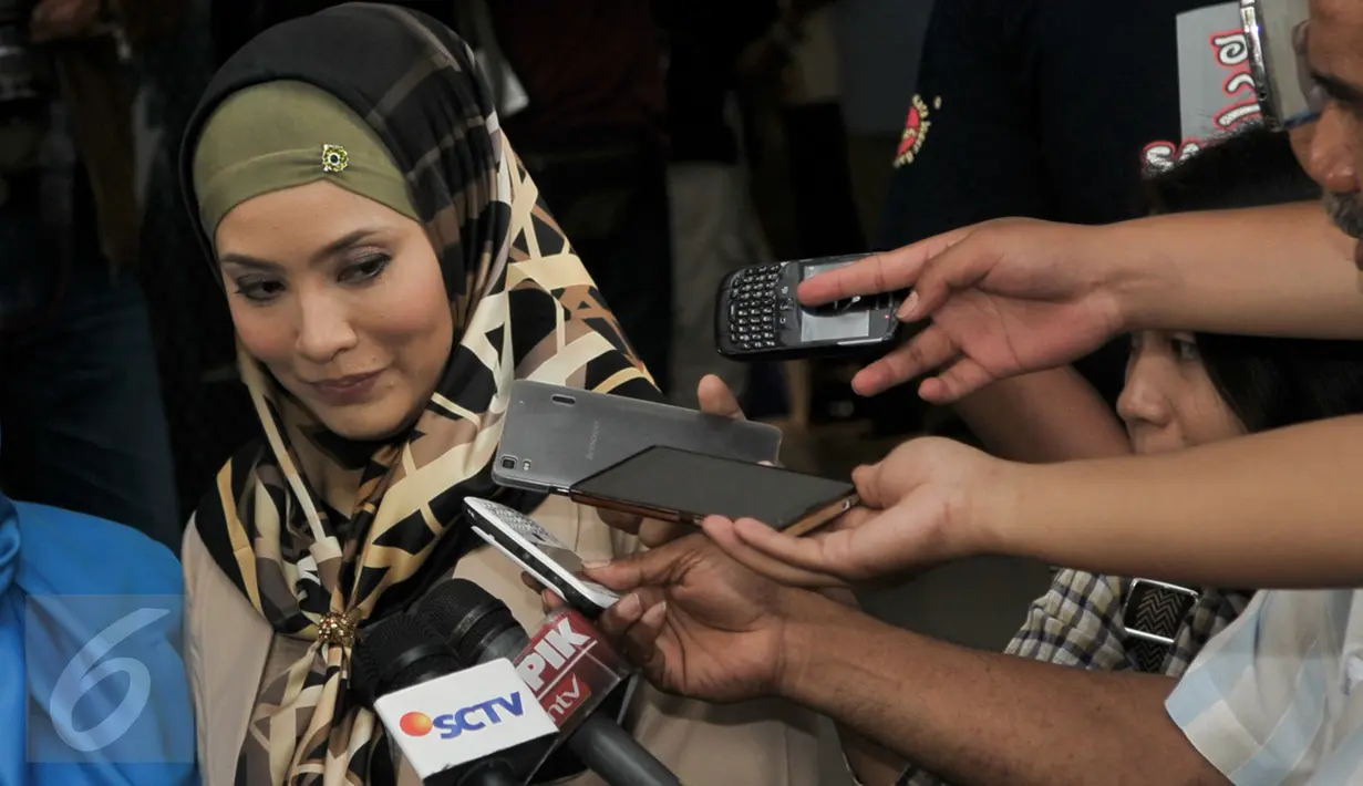 Artis Elma Theana memenuhi panggilan penyidik Ditreskrimum Subdit Resmob, Polda Metro Jaya, Jakarta, Kamis (8/9). Ditemani kuasa hukumnya, Elma Theana diperiksa sebagai saksi atas kasus kepemilikan senjata api Gatot Brajamusti. (Liputan6.com/Yoppy Renato)