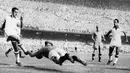 Ademir de Menezes. Eks striker Timnas Brasil yang wafat pada 11 Mei 1996 dalam usia 73 tahun ini juga total mencetak 8 gol saat menjadi top skor pada Piala Dunia 1950 di Brasil. Brasil pun dibawanya finis sebagai runner-up di putaran akhir di bawah Uruguay yang menjadi juara. Dari 6 laga, ia hanya absen mencetak gol saat ditahan imbang 2-2 oleh Swiss di fase grup dan saat kalah 1-2 dari Uruguay di putaran akhir. Ketajamannya dibuktikan di laga pertama putaran akhir dengan mencetak 4 gol saat menang 7-1 atas Swedia. (AFP)