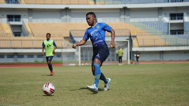 Bek sayap Persib Bandung, Ardi Idrus.