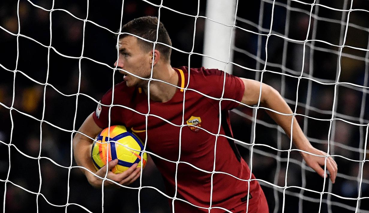 5. Edin Dzeko (AS Roma) - Laga melawan Inter Milan akan menjadi pertandingan terakhirnya bersama Serigala Ibukota. Sky Sport melaporkan jika bomber Bosnia ini telah sepakat pindah ke Chelsea dengan mahar 30 juta poundsterling. (AFP/Tiziana Fabi)