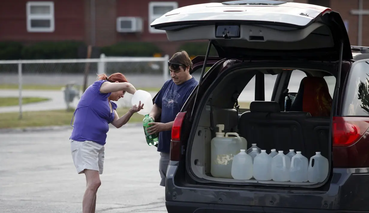 Beberapa warga terlihat saling berbagi air di Fire Station Oregon, Ohio, (3/8/2014). (REUTERS/Joshua Lott)
