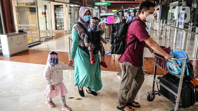 Calon penumpang di Terminal 2 Bandara Soekarno Hatta, Tangerang, Banten, Rabu (10/6/2020). PT Angkasa Pura II selaku pengelola bandara mulai menjalankan skenario protokol penerapan tatanan normal baru mulai dari pemeriksaan kesehatan, penggunaan fasilitas bandara. (Liputan6.com/Faizal Fanani)