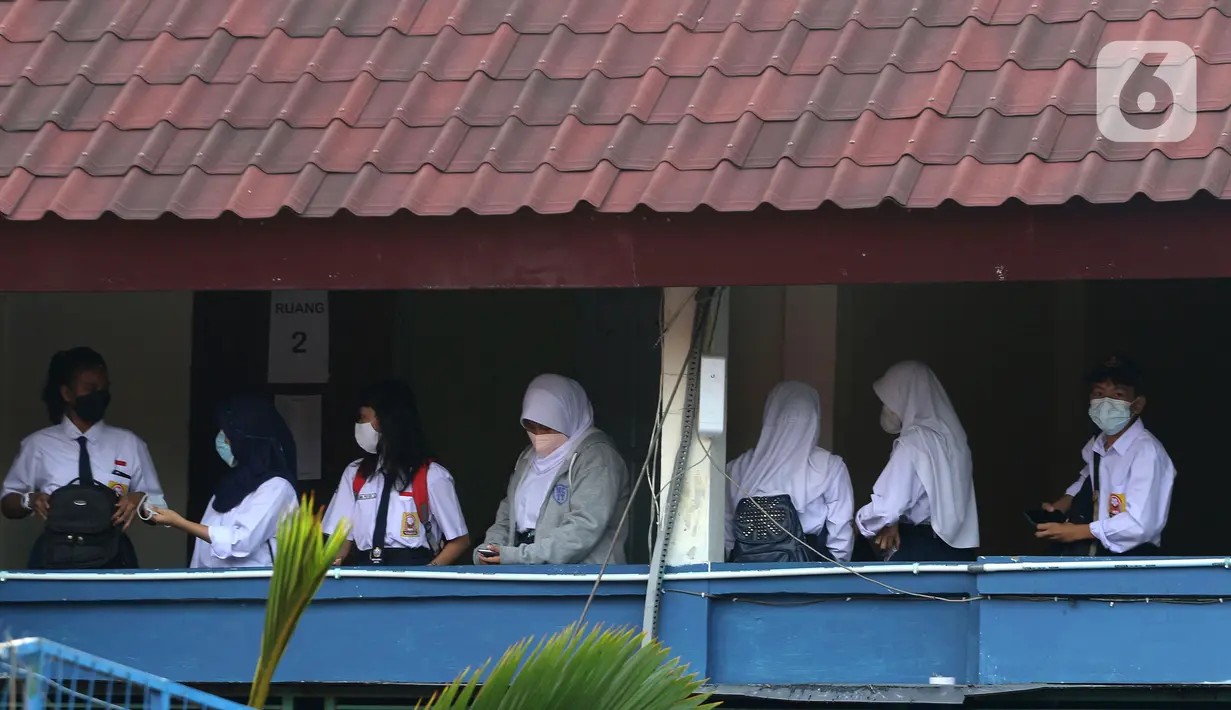 Para siswa dan siswi saat Pembelajaran Tatap Muka Terbatas (PTMT) di SMPN 1 Depok, Depok, Jawa Barat, Senin (4/10/2021). PTMT diberlakukan dengan protokol kesehatan dan pembelajaran hanya dilakukan seminggu dua kali selama dua jam. (Liputan6.com/Herman Zakharia)