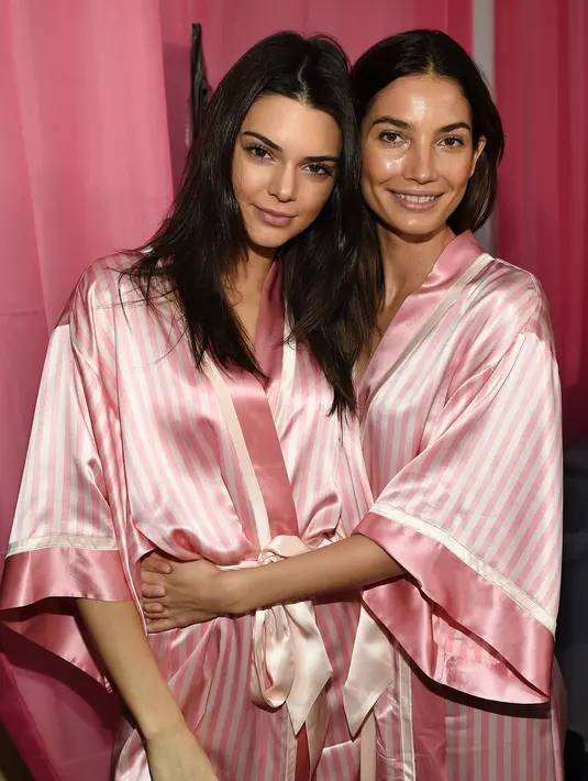 Model senior Lily Aldridge memperlihatkan keakrabannya dengan wajah baru Victoria’s Secret, Kendall Jenner, saat di belakang panggung persiapan make up dan hair do. (AFP/Bintang.com)
