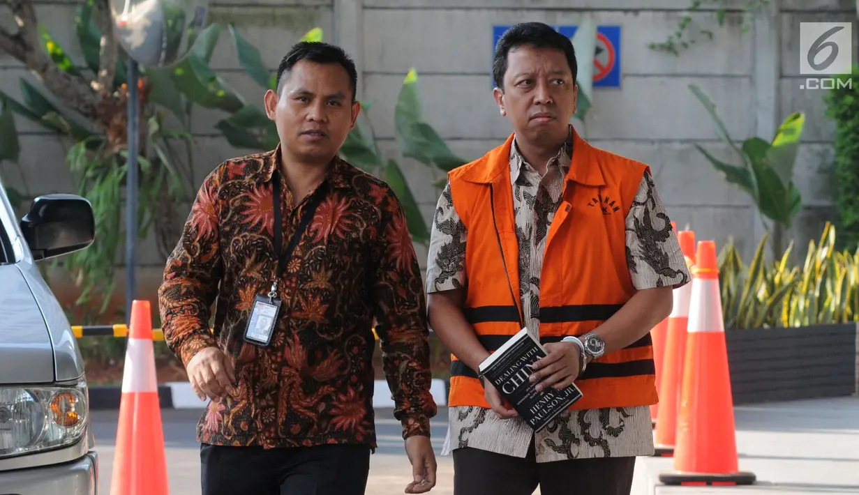 Anggota DPR RI nonaktif Muhammad Romahurmuziy (kanan) tiba di Gedung KPK, Jakarta, Rabu (24/7/2019). Romy diperiksa sebagai tersangka terkait dugaan menerima suap dalam jual beli jabatan di Kemenag Jawa Timur. (merdeka.com/Dwi Narwoko)