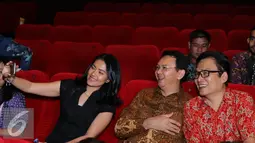 Basuki T Purnama dan Lola Amaria berselfie bersama para tunanetra sebelum menonton film Jingga, Jakarta, Jumat (4/3). Ahok untuk kali pertama berperan sebagai pembisik untuk tunanetra ketika nonton bareng film Jingga. (Liputan6.com/Herman Zakharia)