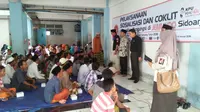 KPUD Kabupaten Sampang mendata  ratusan pengungsi Syiah, Sampang, Madura, yang berada di Rusun Jemundo, Kecamatan Taman, Sidoarjo. (Liputan6.com/Dian Kurniawan)