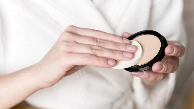 Ilustrasi menekan spons makeup