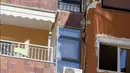 Sebuah bangunan retak usai gempa berkekuatan 5,6 magnitudo mengguncang Tirana, Albania (21/9/2019). Efek dari gempa bumi tersebut mengakibatkan puluhan bangunan hancur serta memicu pemadaman listrik di ibu kota Tirana. (AFP Photo/Gent Shkullaku)