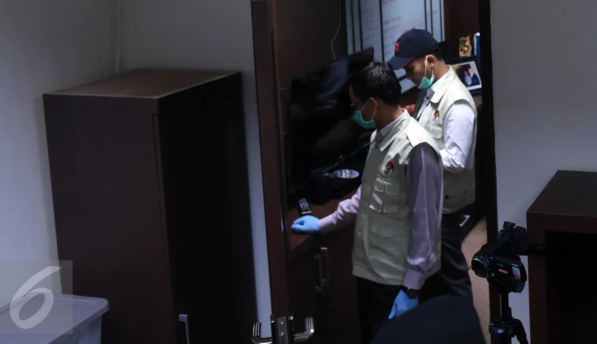 Penyidik KPK menggeledah ruang kerja anggota Komisi III DPR, I Putu Sudiartana di Kompleks Parlemen, Jakarta, Kamis (30/6). Penggeledahan untuk mencari bukti-bukti terkait suap proyek pengadaan 12 ruas jalan di Sumatera Barat. (Liputan6.com/Johan Tallo)