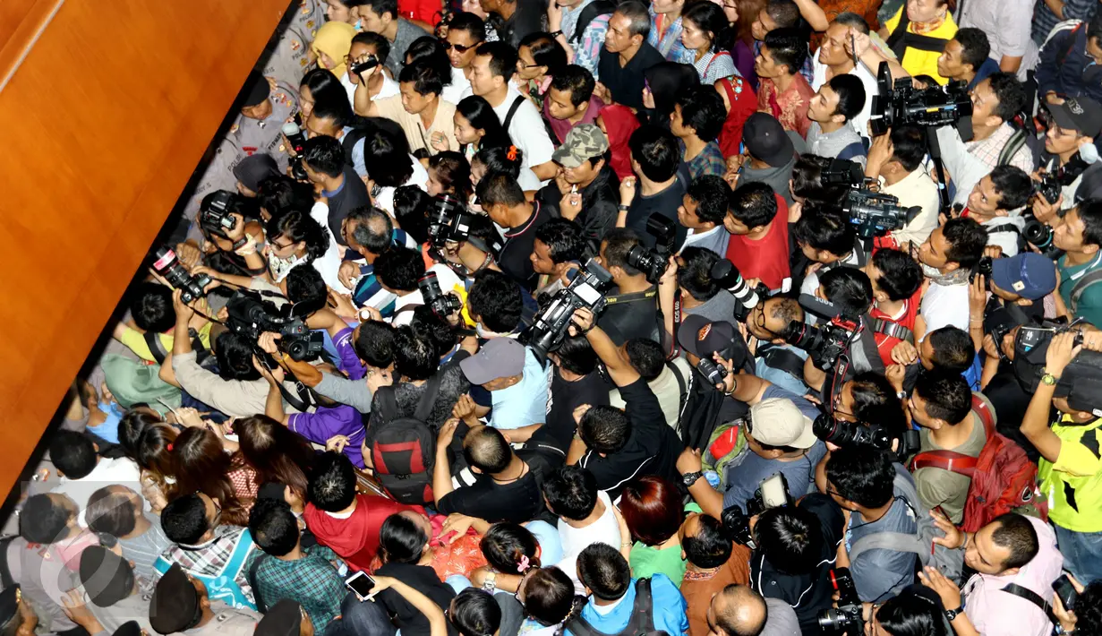 Pengunjung dan awak media berdesakan di depan pintu masuk ruang Sidang Vonis Jesicca, di Pengadilan Negeri (PN) Jakarta Pusat,Kamis (27/10).  Jelang vonis Jessica,  kepolisian dan petugas PN memperketat penjagaan pintu masuk. (Liputan6.com/Helmi Affandi)