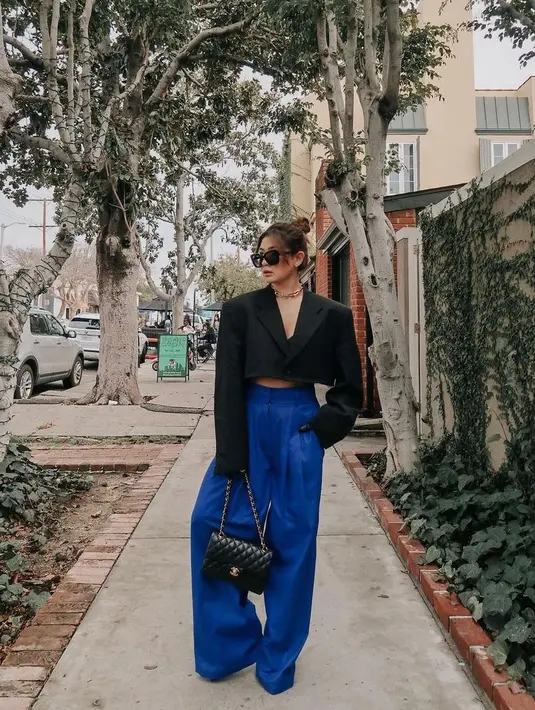 <p>Buat gayamu terlihat edgy dengan memadukan cropped blazer dan baggy pants warna electric blue. Keren! (Instagram/anazsiantar).</p>
