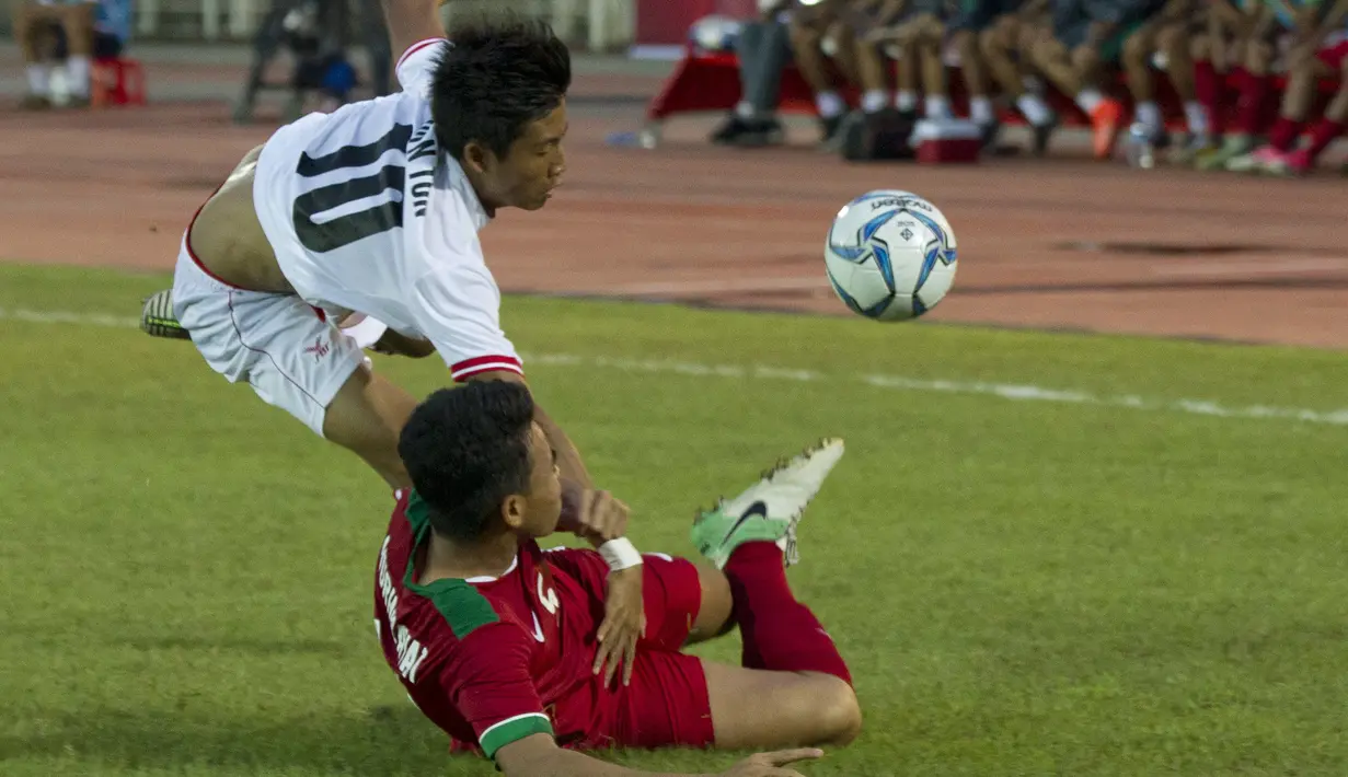 Duel pemain Myanmar Win Naing Tun, (kiri) dan pemain Timnas Indonesia U-19, Nurhidayat Haji Haris pada laga grup B AFF U-18 2017 di Yangon, Myanmar (5/9/2017). Timnas Indonesia U-19 menang 2-1. (AP/Thein Zaw)