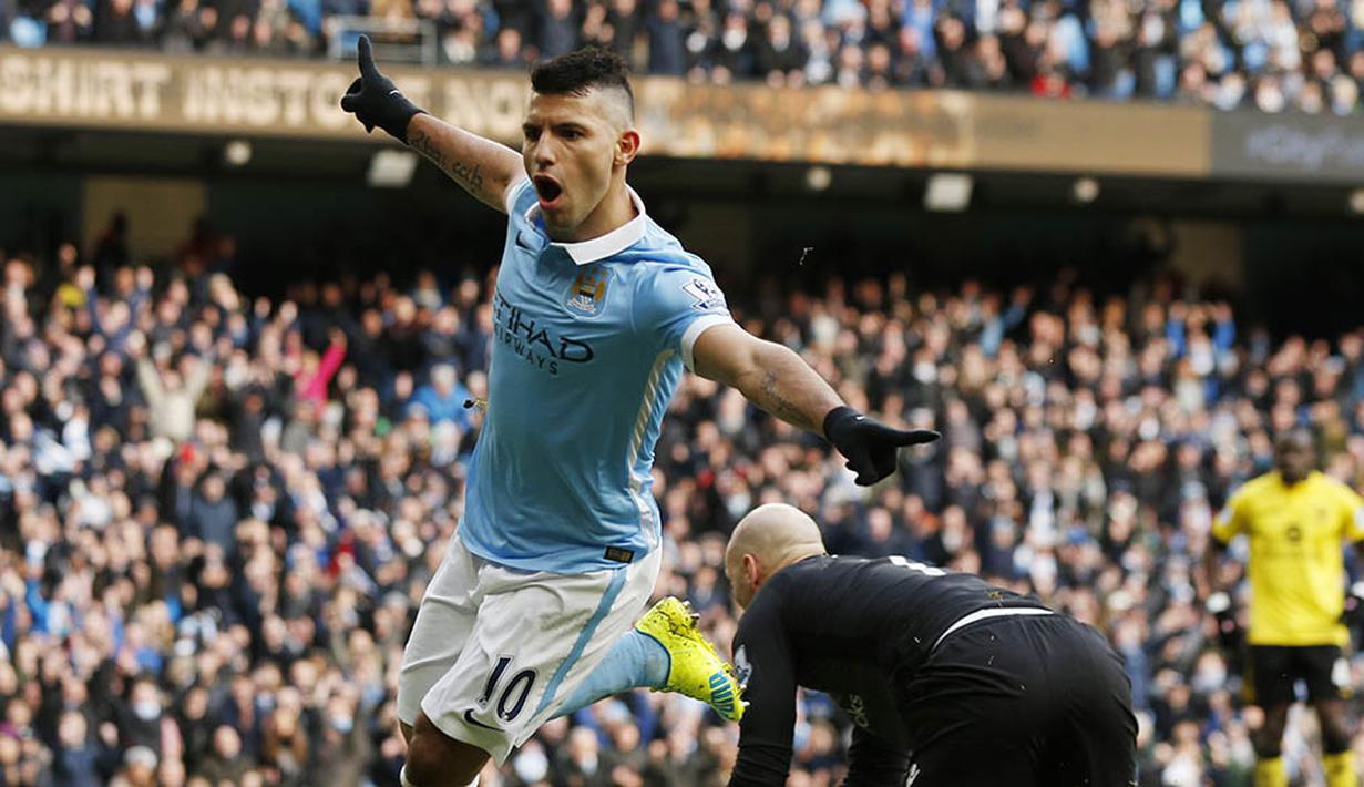 Penyerang Manchester City, Sergio Aguero, merayakan gol yang dicetaknya ke gawang Aston Villa pada laga Liga Premier Inggris di Stadion Ettihad, Sabtu (5/3/2016). City berhasil menang 4-0 atas Aston Villa. (Reuters/Jason Cairnduff)