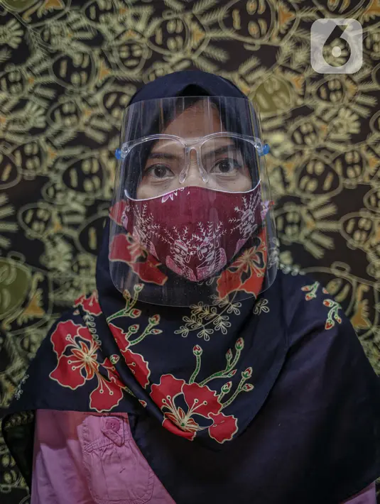 Perajin menyelesaikan pembuatan masker batik di Butik Elemwe, Jakarta, Jumat (2/10/2020). Spesifikasi masker kain ber-SNI terbagi menjadi tiga tipe antara lain tipe A untuk penggunaan umum, tipe B penggunaan filtrasi bakteri, dan tipe C penggunaan filtrasi partikel. (Liputan6.com/Faizal Fanani)