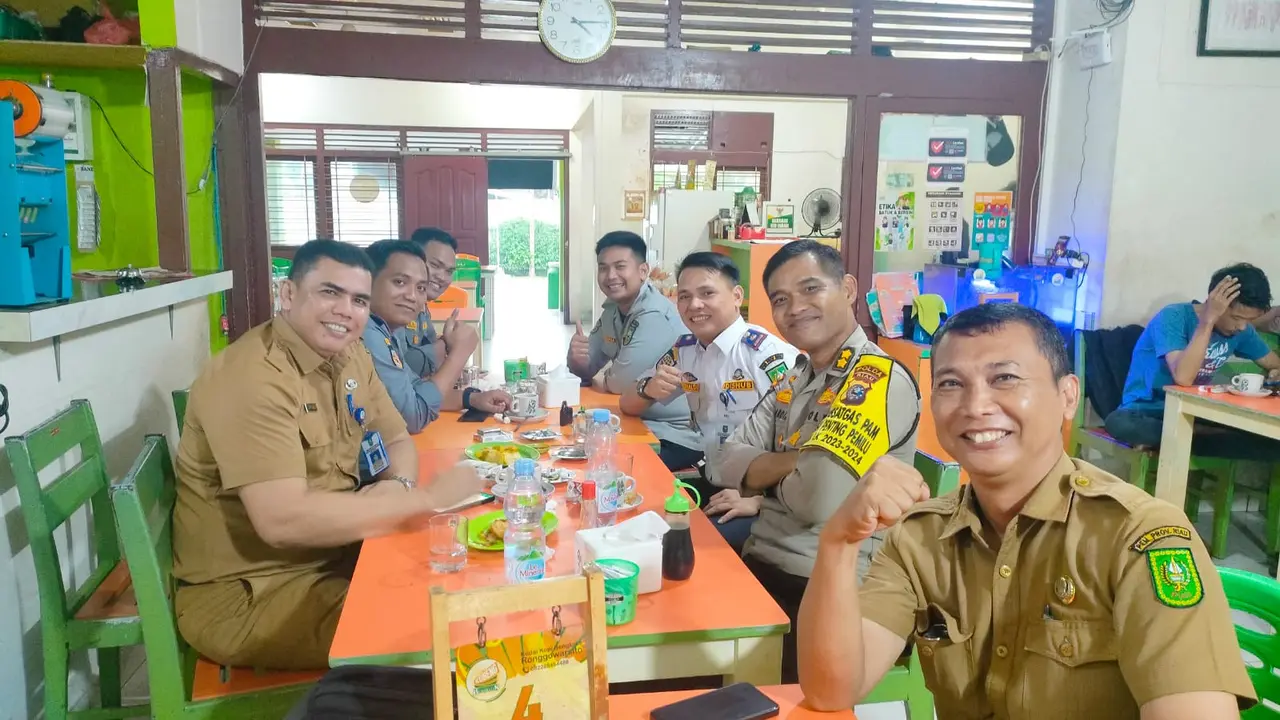 Kabagbinopsnal Ditpamobvit Polda Riau AKBP Mihardi ngopi bareng ASN (Liputan6.com/Istimewa)
