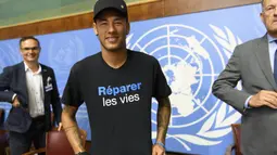 Bintang Paris Saint-Germain, Neymar Jr, menghadiri konferensi pers saat ditunjuk sebagai Duta Handicap Internasional di PBB, Jenewa, (15/8/2017). Neymar akan fokus membantu penyandang disabilitas dan terpuruk dalam kemiskinan. (AP/Laurent Gillieron)