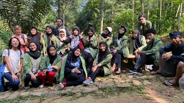 Tim dosen dan mahasiswa UPN Veteran Jakarta melaksanakan pengabdian masyarakat di Desa Lebak Parahyangan, Baduy, Banten.