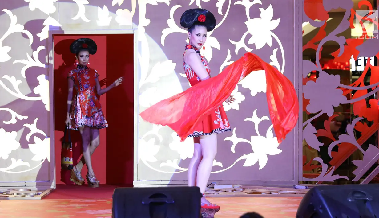 Model mengenakan busana rancangan Anne Avantie dalam peragaan bertajuk Pecinan Jaman Now di Mal Taman Anggrek, Jakarta, Jumat (9/2). Anne Avantie berharap menghadirkan nafas baru dalam industri mode dan dunia kreatif. (Liputan6.com/Immanuel Antonius)