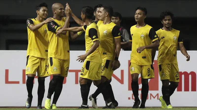 Para pemain Bhayangkara FC merayakan gol yang dicetak Anderson Sales ke gawang Bali United pada laga Piala Presiden 2019. (Bola.com/Yoppy Renato)