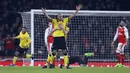 Gaya Pemain Watford, Younes Kaboul usai membobol gawang Arsenal pada pekan ke-23 Premier League di Emirates stadium, London, Selasa (31/1/2017). Arsenal kalah 1-2. (AP/Frank Augstein)