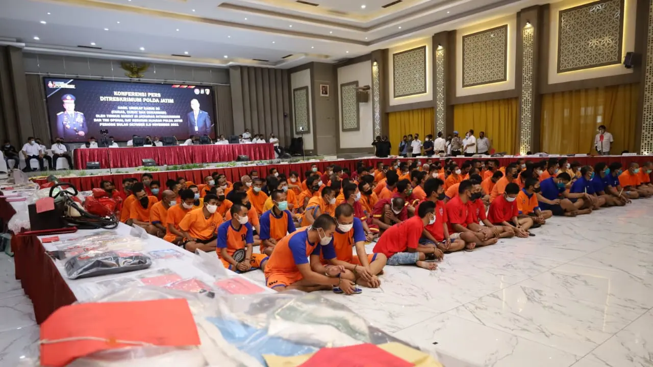 Para tersangka kejahatan diamankan di Polda Jatim. (Dian Kurniawan/Liputan6.com)