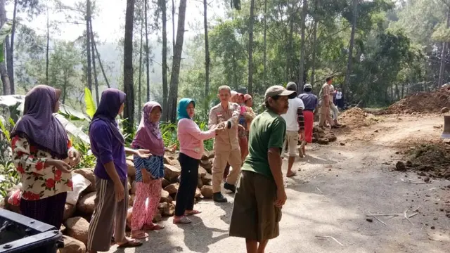 Ratusan warga, termasuk  ibu-ibu turut bekerja bakti membuka akses jalan akibat jalan ambles di Kutabima Kecamatan Cimanggu, Cilacap, awal Juni 2018. (Foto: Liputan6.com/BPBD Cilacap/Muhamad Ridlo)