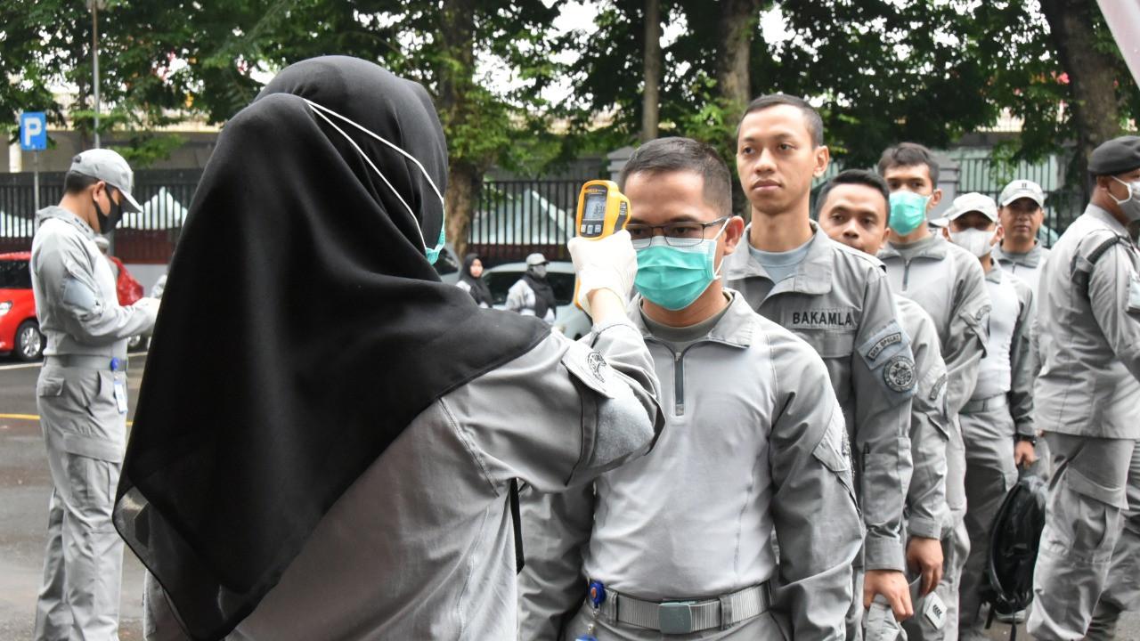 Cegah Corona, Kantor Bakamla RI Disemprokan Cairan Disinfektan