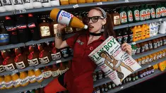 Perupa Inggris, Lucy Sparrow berpose di samping instalasi seni berjudul 'Sparrow Mart Supermarket' di hotel The Standard, Los Angeles, 10 Agustus 2018. Sparrow Mart diisi oleh 31.000 macam produk yang semuanya terbuat dari kain felt. (MARK RALSTON/AFP)