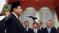Pejabat baru Menko Perekonomian Chairul Tanjung mengucapkan sumpah jabatan saat pelantikan di Istana Negara, Jakarta, Senin (19/5). (ANTARA FOTO/Prasetyo Utomo)