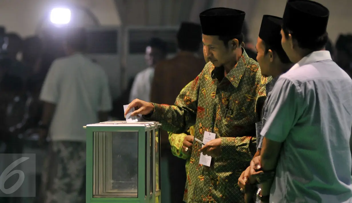 Suasana pemungutan suara bakal calon ketum PBNU periode 2015-2020 pada Muktamar NU ke-33 di Jombang, Rabu (5/8/2015). Pemungutan suara bakal calon ketum PBNU tersebut diikuti 378 peserta yang terverifikasi dari 508 peserta. (Liputan6.com/Johan Tallo)