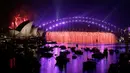 Warna-warni kemeriahan kembang api yang menghiasi Sydney Opera House dan Harbour Bridge, Sydney, Australia (31/12). Tempat tersebut merupakan salah satu tujuan para turis untuk menghabiskan malam pergantian tahun. (Reuters/Jason Reed)