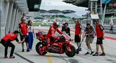 Pembalap Ducati Lenovo, Marc Marquez (tengah) memacu motornya dalam tes pramusim MotoGP 2025 di Sirkuit Sepang, Malaysia, Rabu (05/02/2025). (AFP/ Mohd Rasfan)