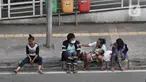 Penyandang Masalah Kesejahteraan Sosial (PMKS) menunggu warga memberikan sedekah di pinggir jalan, Jakarta, Rabu (13/5/2020). Menjelang sore, sejumlah PMKS mulai bermunculan di pinggir jalan raya Ibu Kota. (merdeka.com/Iqbal S. Nugroho)