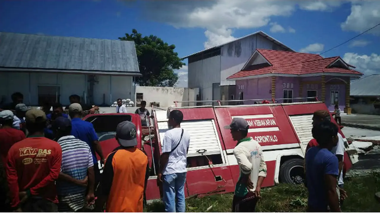 2 Mobil Damkar Terbalik dalam Misi Pemadaman Kebakaran di Gorontalo