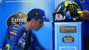Pembalap SUZUKI ECSTAR asal Spanyol Joan Mir bersiap sebelum sesi latihan bebas pertama di Pertamina Mandalika International Street Circuit, Mandalika, Lombok Tengah, Nusa Tenggara Barat, Jumat (18/3/2022). (AP Photo/Achmad Ibrahim)