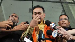 Bupati Tapanuli Tengah Raja Bonaran Situmeang menjelaskan, pemeriksaan tidak jadi dilakukan lantaran kondisi kesehatannya yang kurang baik, Jakarta, (15/10/14). (Liputan6.com/Miftahul Hayat) 
