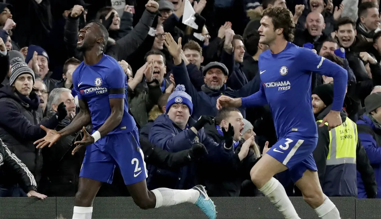 Bek Chelsea, Antonio Rudiger, merayakan gol yang dicetaknya ke gawang Swansea pada laga Premier League di Stadion Stamford Bridge, London, Rabu (29/11/2017). Chelsea menang 1-0 atas Swansea. (AP/Matt Dunham)