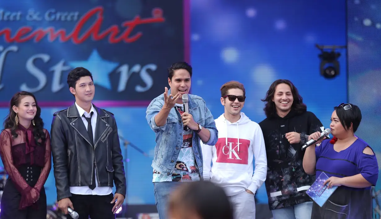 Bertempat di Jakarta Fair, Kemayoran, acara bertajuk Meet and Greet Artis Sinetron SCTV All Stars berlangsung meriah. Beberapa jam sebelum acara dimulai, pelataran panggung sudah dipenuhi para penonton. (Daniel Kampua/Bintang.com)