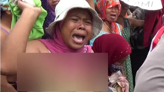 Aksi Emak-Emak Probolinggo Lepas Baju saat Demo Tol Paspro