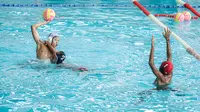 Pemain Pari Sakti, Caesar Kirano berusaha mencetak gol ke gawang Tirta Kencana 78 saat laga polo air Indonesia Open Aquatic Championships 2025 di Stadion Akuatik Gelora Bung Karno, Senayan, Jakarta, Rabu (12/11/2025). (Bola.com/Bagaskara Lazuardi)