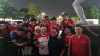 Petinggi PSSI, yakni Ketua Iwan Bule dan Sekjen Ratu Tisha Destria bercengkrama dengan Suporter setelah laga Timnas Indonesia U-19 versus Korea Utara di Stadion Utama Gelora Bung Karno, Jakarta, Minggu (10/11/2019). (Bola.com/Muhammad Adiyaksa)