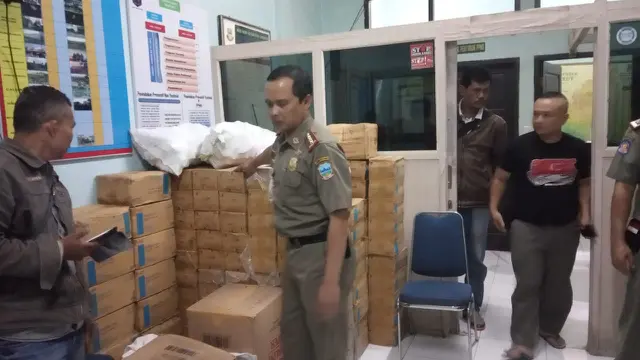 Ratusan dus yang berisi ribuan botol miras berhasil diamankan Satpol PP Garut selama tiga pekan puasa Ramadan